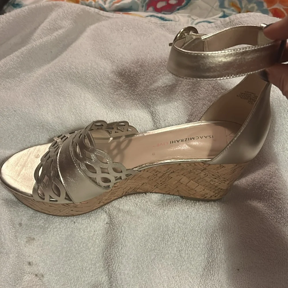 - Isaac Mizrahi metallic platform sandals. Size 9.5‎ wide